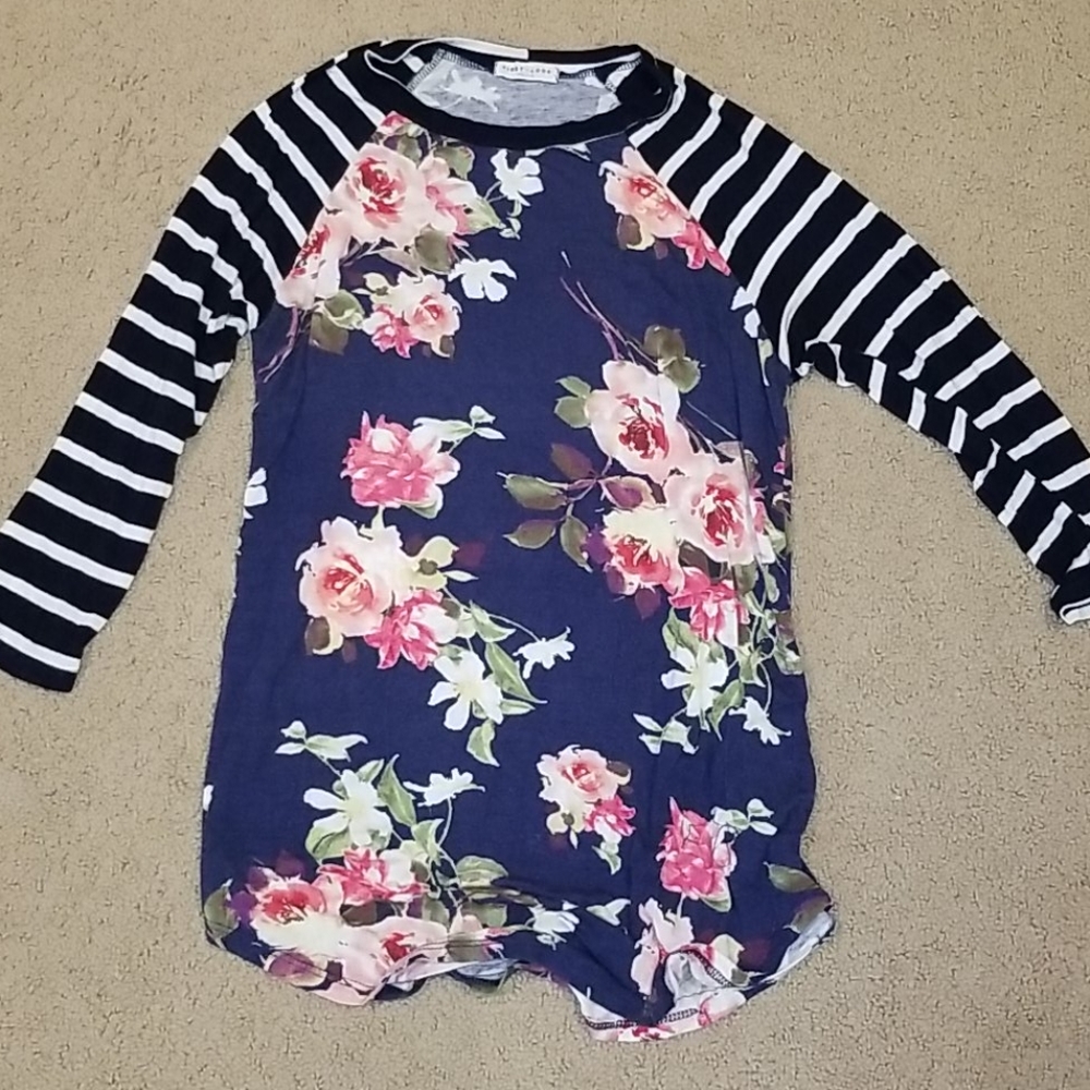 3/$20 🎉 Flowery shirt w/striped sleeves